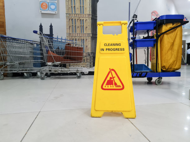 地板上黄色塑料板上的“正在清洁”标志图片下载