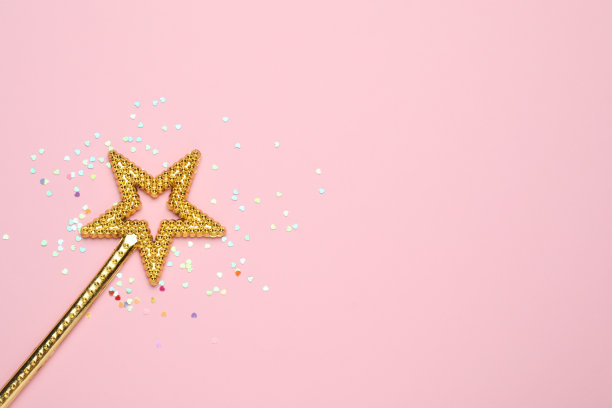 美丽的金色魔杖和五彩纸屑在粉红色的背景，平躺。空间的文本图片下载