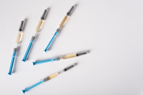 白色背景上放着5支装有注射用药物的注射器图片下载