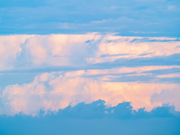多云的日落的天空。的背景图片。自然的照片背景图片下载