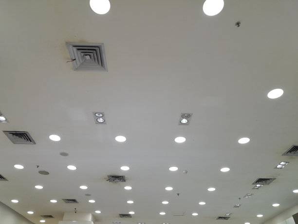 商场的天花板屋顶有很多灯图片下载