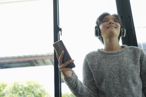 年轻人一起使用不同的智能手机。图片下载