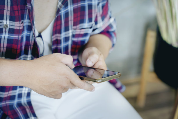 年轻人一起使用不同的智能手机。图片下载