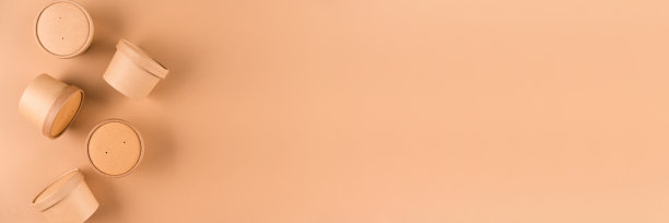 横幅与纸食品容器，杯子与纸帽在浅棕色的背景与拷贝空间，模拟图像。可持续的食品包装。单色图片下载