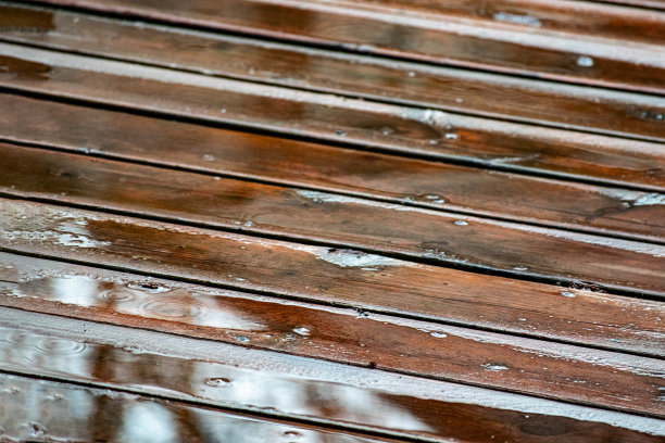 雨点落在雪松甲板上图片下载