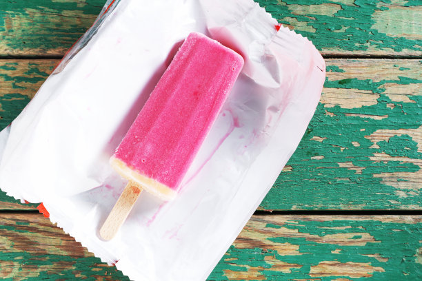 桌上的冰淇淋图片下载