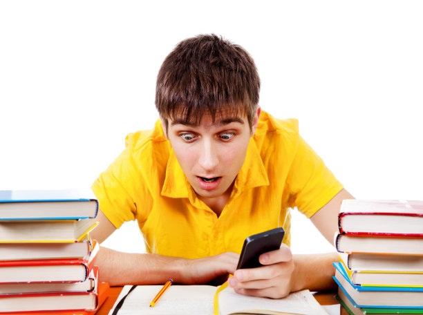 惊讶的学生用手机图片下载