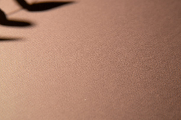 纸底色棕色配硬阴影，建筑图纸。模糊的背景。抽象的阴影的背景。作为设计模板，作为文字、广告的画布。图片下载