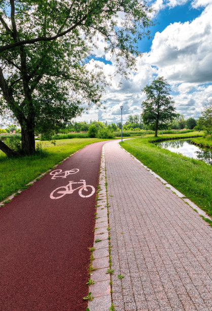 春天公园的自行车道图片下载