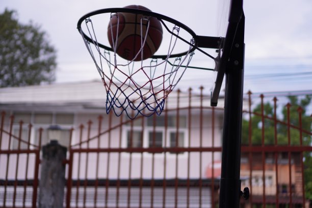 篮球投进篮筐的那一刻，特写，没有人的运动装备。图片下载