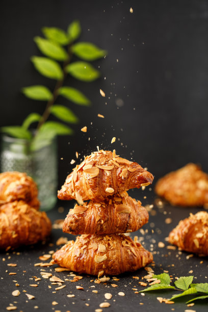 牛角包配茶和蜂蜜，手工制作。图片下载