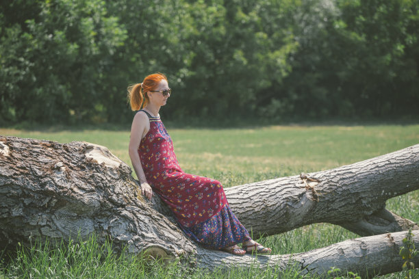 女性热爱大自然的人图片下载