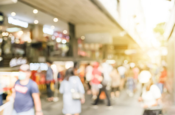 购物中心的背景与人群的步行模糊。图片下载