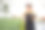 女温室工人拿着写字板检查花朵图片下载