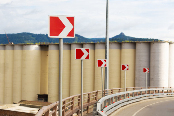 危险道路转弯前有警告标志图片下载