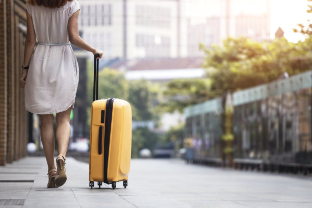 女孩旅行箱图片下载