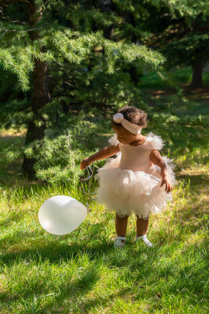 夏天一家人在公园里图片下载