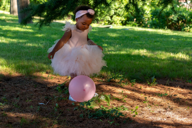 夏天一家人在公园里图片下载