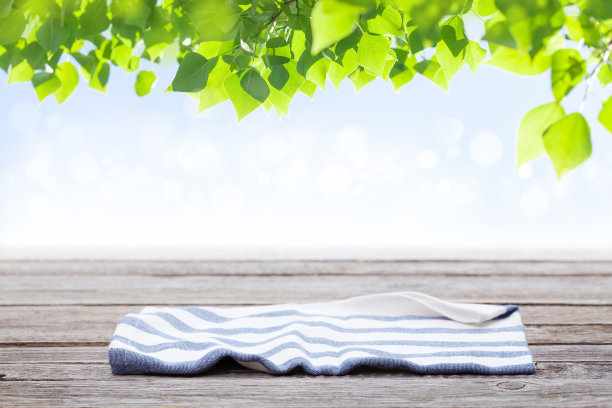 有桌布的木桌图片下载