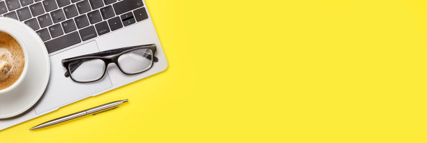 办公室黄色的工作场所，咖啡杯，用品和电脑图片下载