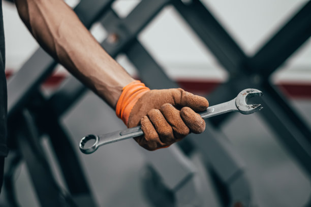 戴着手套拿着扳手的印度或巴基斯坦工人图片下载