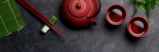 用碗和茶壶盛绿茶图片下载