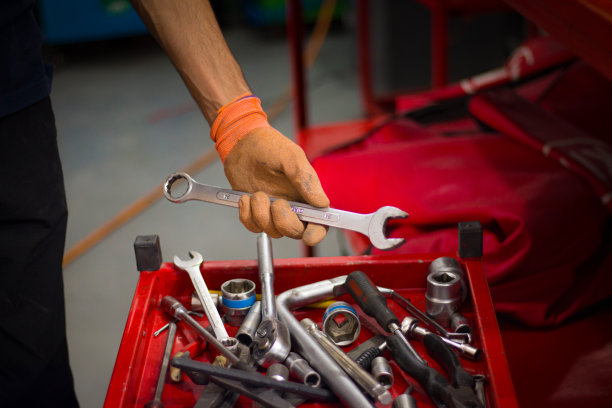 印度或巴基斯坦工人在车间的工具箱里挑选扳手图片下载