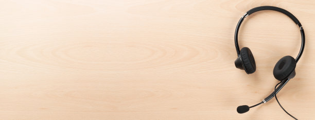 带耳机的办公桌。呼叫中心支持表图片下载