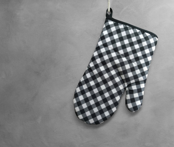 厨房水泥底面黑色耐热烹饪手套图片下载