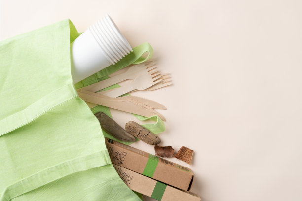 环保，零浪费，环保环保袋。米色背景上的木制餐具和纸杯。生态的概念。图片下载
