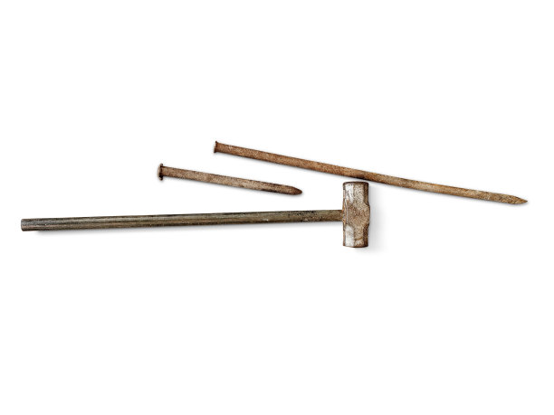 锤子和凿子孤立在白色上图片下载