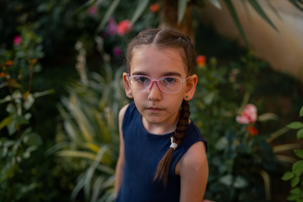 自信聪明的女孩图片下载