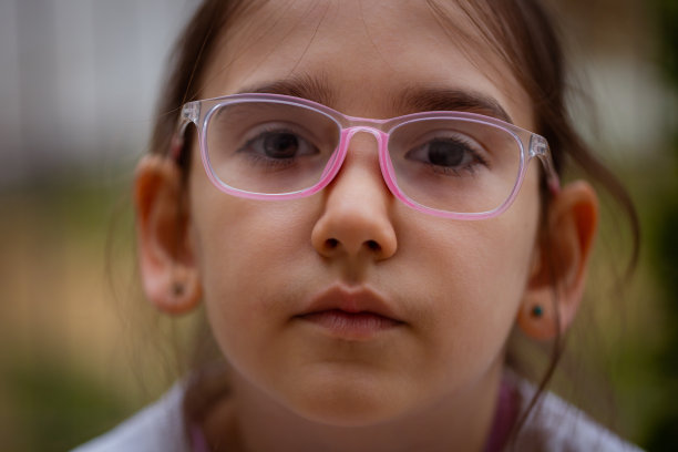 特写聪明的女孩图片下载