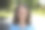 一个蓝色眼睛和雀斑的女孩的特写肖像认真地看着相机图片下载