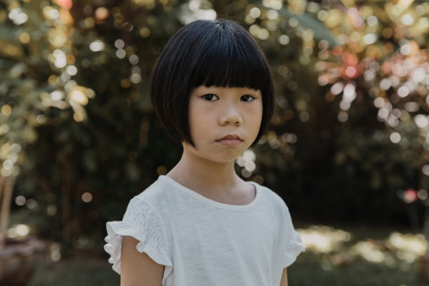 忧心忡忡的孩子们在花园里画着户外的肖像。图片下载