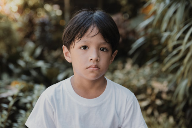 忧心忡忡的孩子们在花园里画着户外的肖像。图片下载