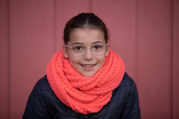 带着眼镜的感性女孩肖像图片下载