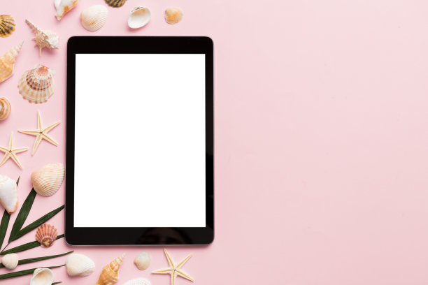 在彩色背景上与平板和海滩配件的平面组合。平板电脑与空白屏幕模拟与复制空间图片下载