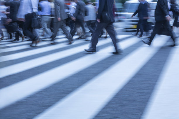模糊运动的东京人行横道场景图片下载