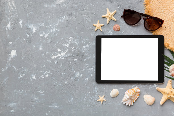 在彩色背景上与平板和海滩配件的平面组合。平板电脑与空白屏幕模拟与复制空间图片下载