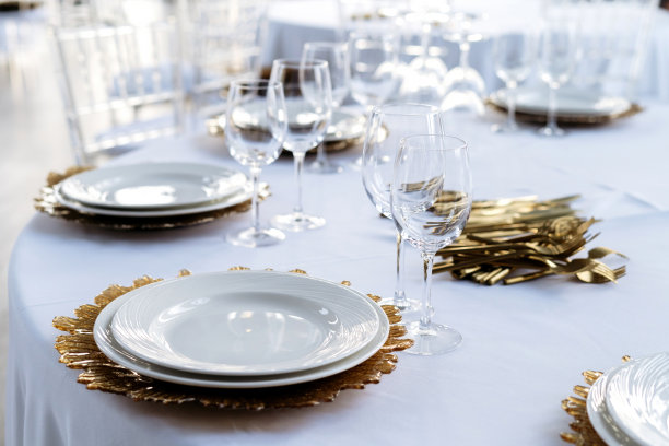 漂亮的餐桌，金色的盘子，俯瞰。婚礼活动，豪华餐饮。图片下载