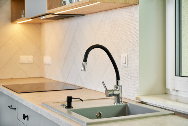 带水槽的现代厨房内部图片下载