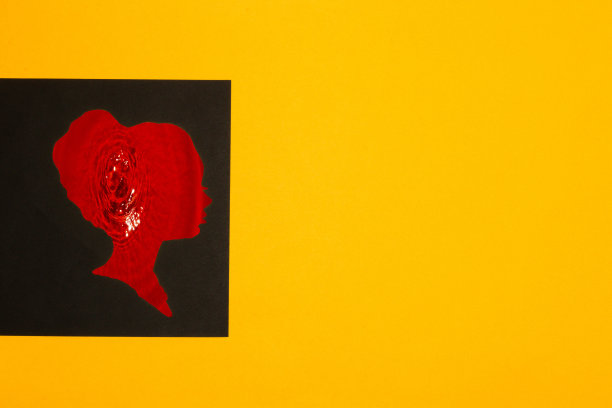 黑黄色背景上的红水女头像，创意十足的艺术设计，抽象的极简概念图片下载