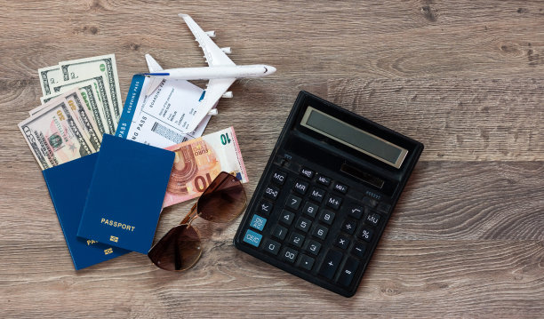 护照和飞机，计算器。旅游的概念图片下载