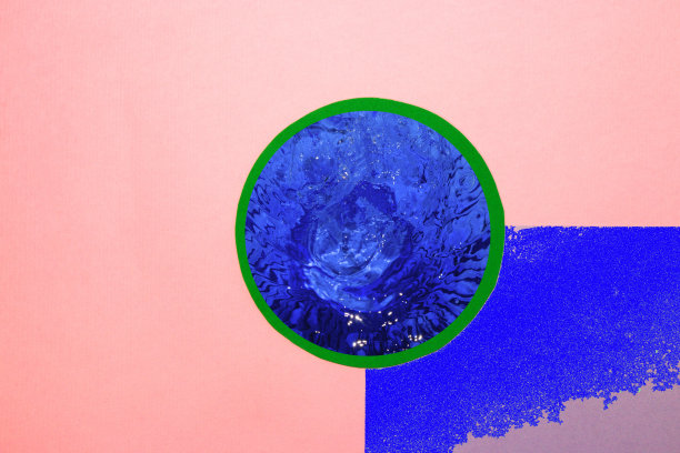 粉色背景配水蓝色圈，四分之一，创意艺术现代设计，复制空间，抽象背景，时间不多了，让我们节约环境和水图片下载