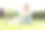 一个金发碧眼的欧洲女孩坐在草地上的公园里，穿着牛仔裤和一件白色t恤，左臂上有一个翅膀形状的纹身。高质量的照片图片下载