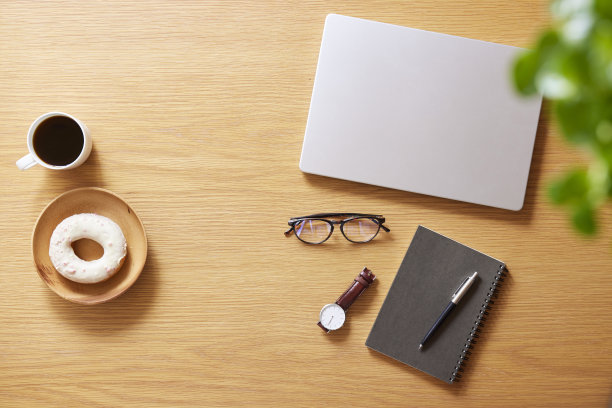 工作工具放在桌子上图片下载