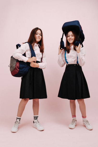 欢快活泼的女学生背着书包摆姿势拍照图片下载