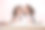 八卦好奇的双胞胎女学生坐在课桌后面拿着课本图片下载