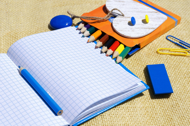 记事本，铅笔，回形针，按钮和磁铁。图片下载